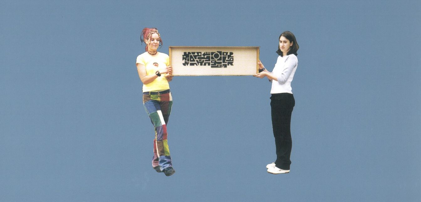 Abb.: Zwei Schülerinnen halten das Modell des Wandreliefs  (Rückseitiger Umschlag des Jahrbuchs)